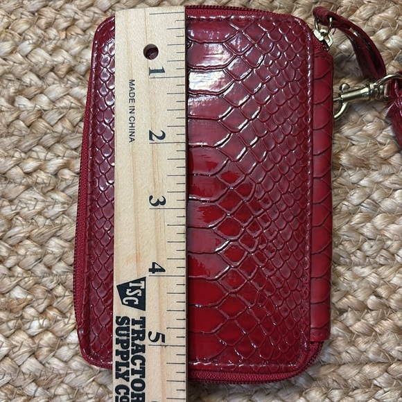 Red Croc Print Womens Wristlet Zippered Closure Wallet with Exterior Pocket - Picture 6 of 9